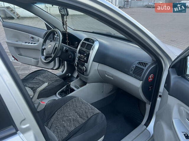 Серый Киа Черато, объемом двигателя 1.6 л и пробегом 149 тыс. км за 3800 $, фото 11 на Automoto.ua