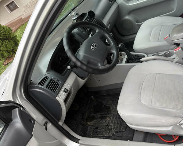 Серый Киа Черато, объемом двигателя 1.6 л и пробегом 194 тыс. км за 4200 $, фото 5 на Automoto.ua