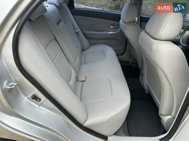 Сірий Кіа Черато, об'ємом двигуна 2 л та пробігом 192 тис. км за 5100 $, фото 5 на Automoto.ua