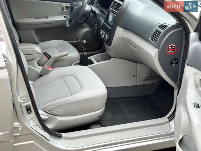 Серый Киа Черато, объемом двигателя 1.6 л и пробегом 180 тыс. км за 4950 $, фото 20 на Automoto.ua