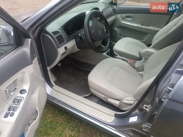 Серый Киа Черато, объемом двигателя 1.98 л и пробегом 230 тыс. км за 3000 $, фото 11 на Automoto.ua