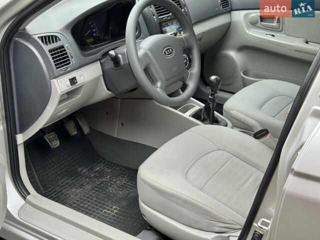 Серый Киа Черато, объемом двигателя 1.6 л и пробегом 180 тыс. км за 4950 $, фото 18 на Automoto.ua