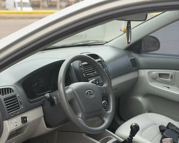 Серый Киа Черато, объемом двигателя 1.59 л и пробегом 196 тыс. км за 4950 $, фото 7 на Automoto.ua