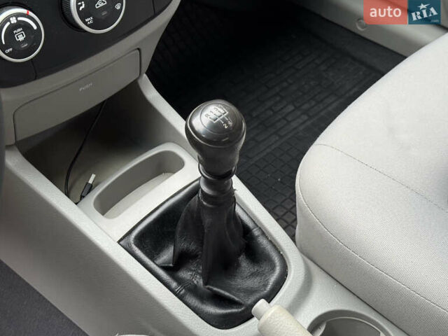 Серый Киа Черато, объемом двигателя 1.6 л и пробегом 180 тыс. км за 4950 $, фото 31 на Automoto.ua