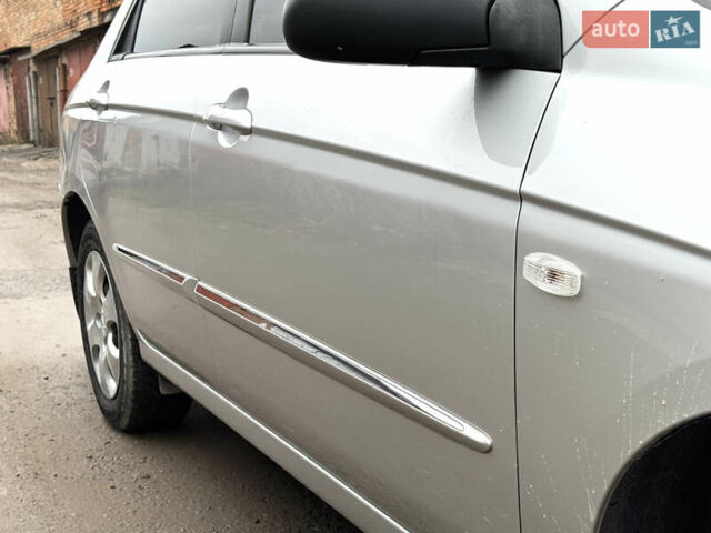 Серый Киа Черато, объемом двигателя 1.6 л и пробегом 180 тыс. км за 4750 $, фото 5 на Automoto.ua