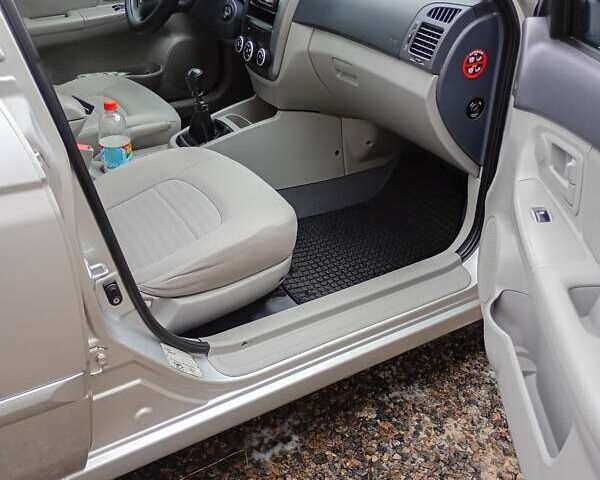 Серый Киа Черато, объемом двигателя 1.59 л и пробегом 170 тыс. км за 5200 $, фото 7 на Automoto.ua