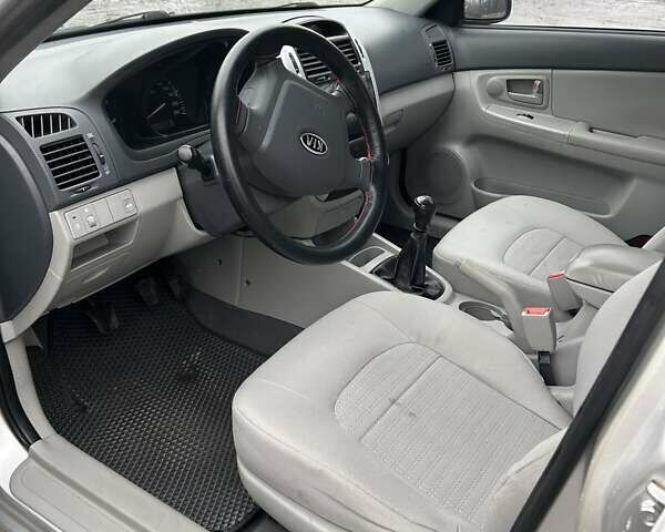 Серый Киа Черато, объемом двигателя 1.6 л и пробегом 152 тыс. км за 4000 $, фото 5 на Automoto.ua