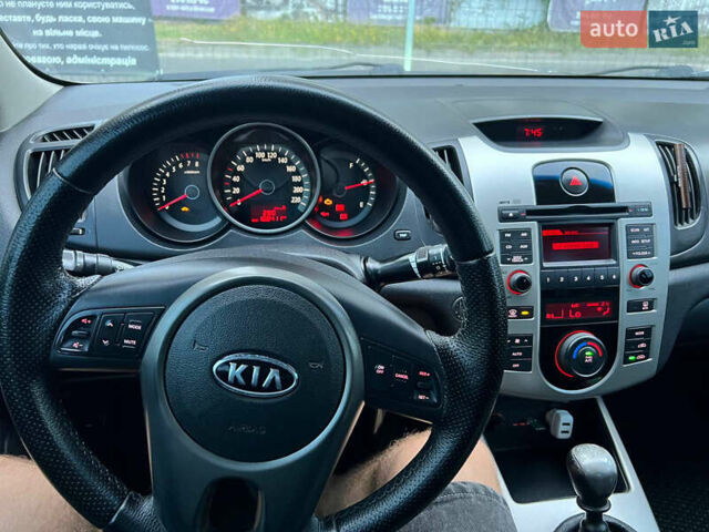 Серый Киа Черато, объемом двигателя 2 л и пробегом 177 тыс. км за 6000 $, фото 7 на Automoto.ua