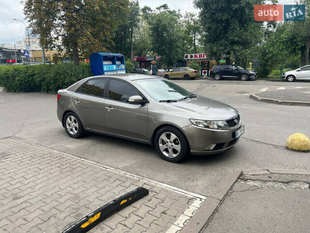 Серый Киа Черато, объемом двигателя 2 л и пробегом 177 тыс. км за 6000 $, фото 2 на Automoto.ua