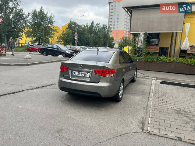 Серый Киа Черато, объемом двигателя 2 л и пробегом 177 тыс. км за 6000 $, фото 1 на Automoto.ua