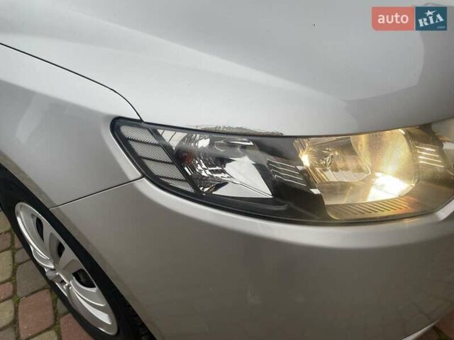 Серый Киа Черато, объемом двигателя 1.6 л и пробегом 224 тыс. км за 5400 $, фото 6 на Automoto.ua