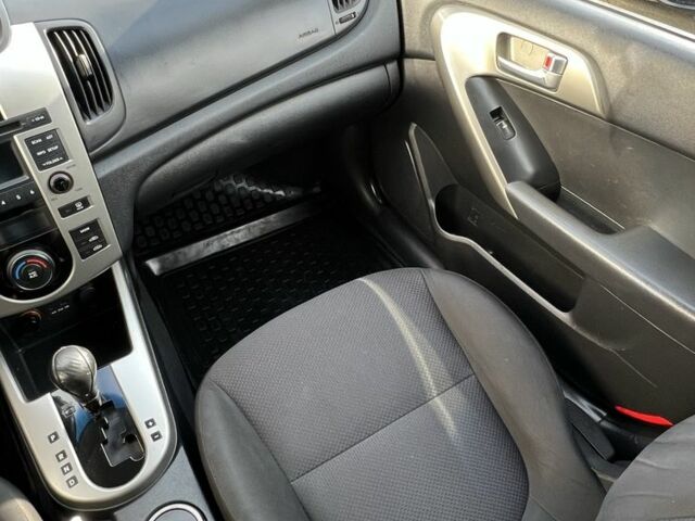 Сірий Кіа Черато, об'ємом двигуна 1.6 л та пробігом 117 тис. км за 7777 $, фото 12 на Automoto.ua