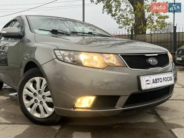 Сірий Кіа Черато, об'ємом двигуна 2 л та пробігом 198 тис. км за 6490 $, фото 3 на Automoto.ua