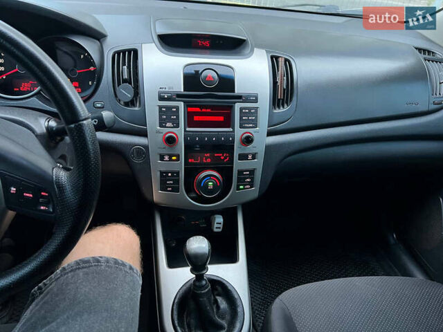 Серый Киа Черато, объемом двигателя 2 л и пробегом 177 тыс. км за 6000 $, фото 8 на Automoto.ua