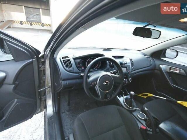Серый Киа Черато, объемом двигателя 1.6 л и пробегом 420 тыс. км за 6500 $, фото 2 на Automoto.ua