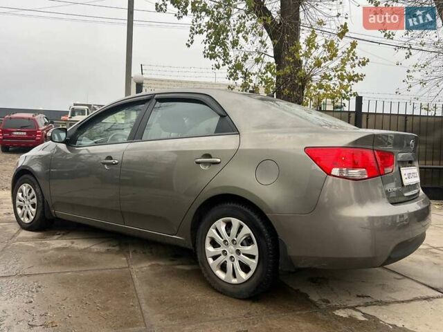 Сірий Кіа Черато, об'ємом двигуна 2 л та пробігом 198 тис. км за 6490 $, фото 4 на Automoto.ua