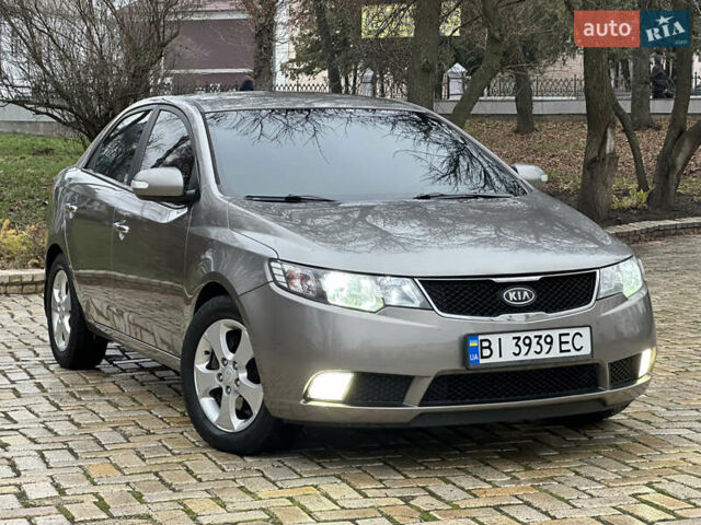 Серый Киа Черато, объемом двигателя 2 л и пробегом 178 тыс. км за 6450 $, фото 2 на Automoto.ua