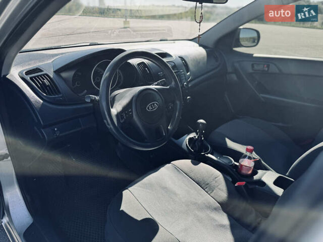 Сірий Кіа Черато, об'ємом двигуна 1.59 л та пробігом 243 тис. км за 4450 $, фото 7 на Automoto.ua