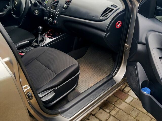 Сірий Кіа Черато, об'ємом двигуна 1.6 л та пробігом 197 тис. км за 6700 $, фото 8 на Automoto.ua