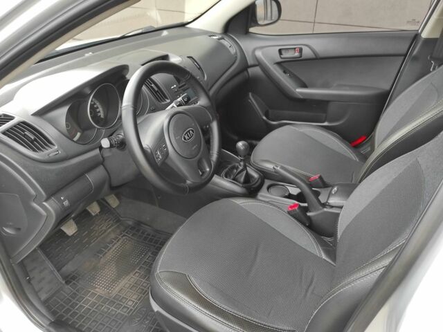 Серый Киа Черато, объемом двигателя 1.6 л и пробегом 88 тыс. км за 9000 $, фото 4 на Automoto.ua