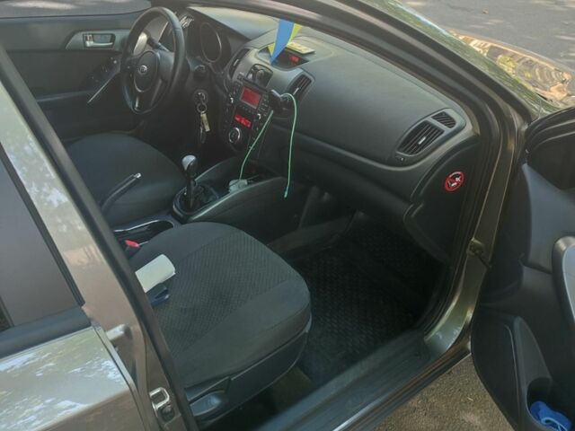 Серый Киа Черато, объемом двигателя 1.6 л и пробегом 218 тыс. км за 6800 $, фото 7 на Automoto.ua