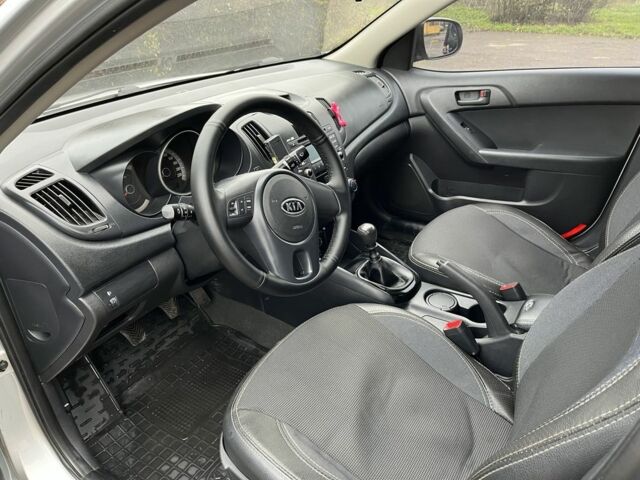 Серый Киа Черато, объемом двигателя 1.6 л и пробегом 99 тыс. км за 8400 $, фото 4 на Automoto.ua