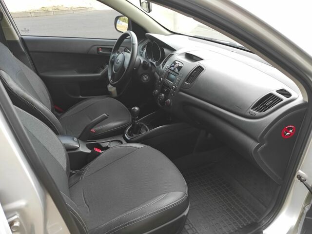 Серый Киа Черато, объемом двигателя 1.6 л и пробегом 88 тыс. км за 9000 $, фото 5 на Automoto.ua