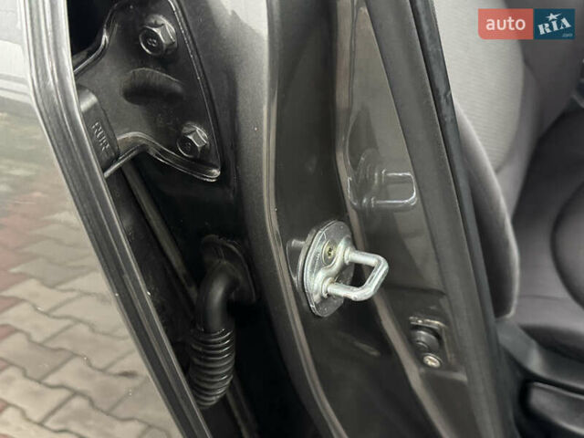 Серый Киа Черато, объемом двигателя 1.6 л и пробегом 141 тыс. км за 9800 $, фото 49 на Automoto.ua