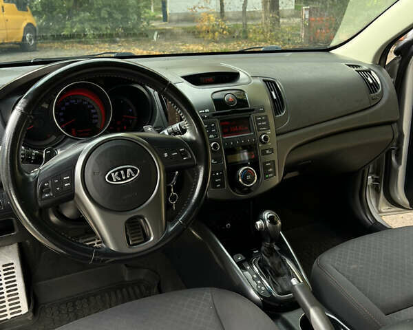 Киа Черато 2012 в Каменское - Днепродзержинск на Automoto.ua Серый Киа Черато, объемом двигателя 2 л и пробегом 172 тыс. км за 7500 $, фото 12 на Automoto.ua