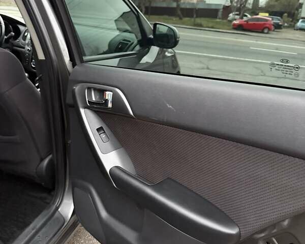 Серый Киа Черато, объемом двигателя 1.59 л и пробегом 141 тыс. км за 9600 $, фото 16 на Automoto.ua