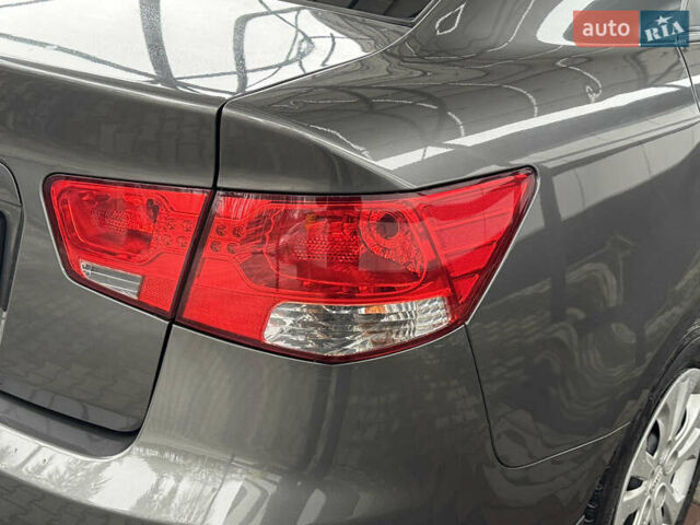 Серый Киа Черато, объемом двигателя 1.6 л и пробегом 141 тыс. км за 9800 $, фото 20 на Automoto.ua