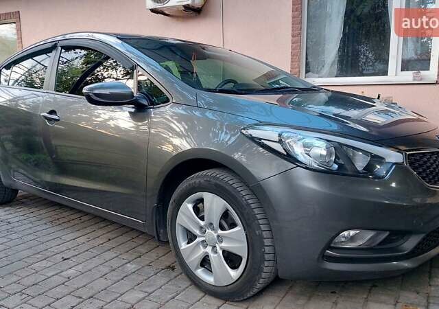 Серый Киа Черато, объемом двигателя 1.59 л и пробегом 170 тыс. км за 8900 $, фото 4 на Automoto.ua