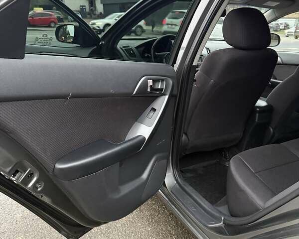 Серый Киа Черато, объемом двигателя 1.59 л и пробегом 141 тыс. км за 9600 $, фото 13 на Automoto.ua