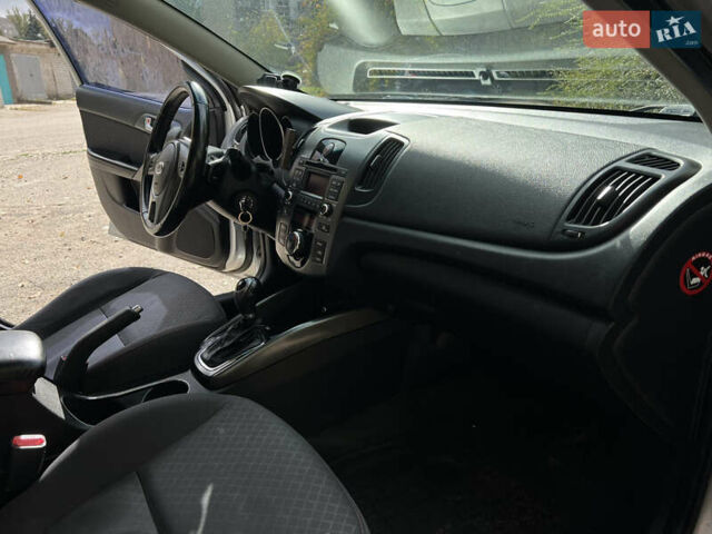 Киа Черато 2012 в Каменское - Днепродзержинск на Automoto.ua Серый Киа Черато, объемом двигателя 2 л и пробегом 172 тыс. км за 7500 $, фото 10 на Automoto.ua