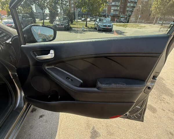 Сірий Кіа Черато, об'ємом двигуна 1.59 л та пробігом 330 тис. км за 7800 $, фото 10 на Automoto.ua