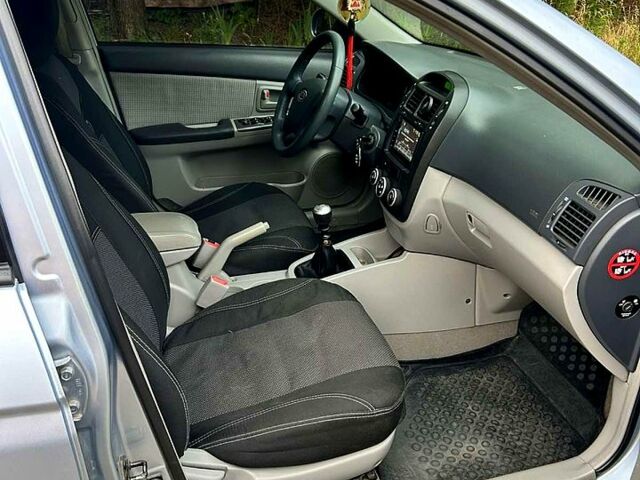 Синій Кіа Черато, об'ємом двигуна 1.6 л та пробігом 182 тис. км за 5000 $, фото 5 на Automoto.ua