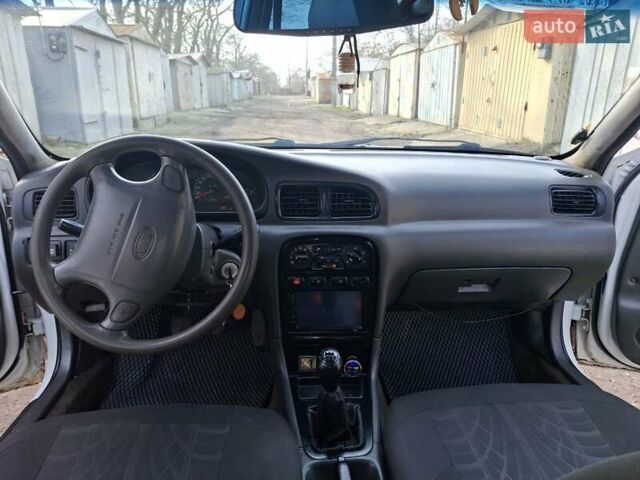 Белый Киа Кларус, объемом двигателя 2 л и пробегом 285 тыс. км за 2100 $, фото 4 на Automoto.ua