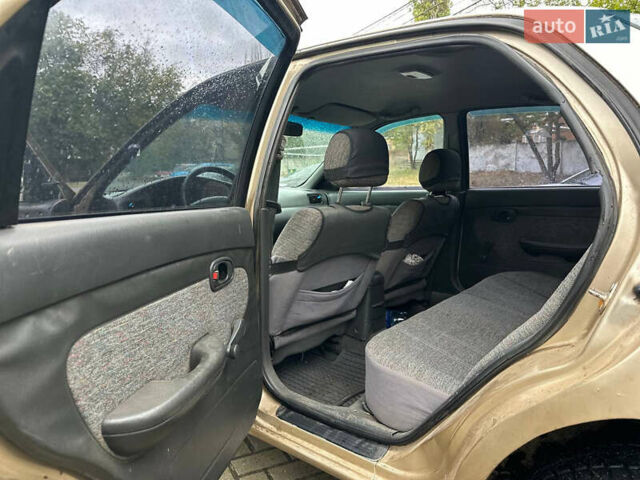 Бежевый Киа Кларус, объемом двигателя 2 л и пробегом 300 тыс. км за 1300 $, фото 5 на Automoto.ua