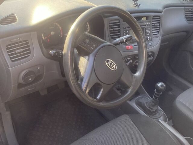 Серый Киа Кларус, объемом двигателя 1.4 л и пробегом 179 тыс. км за 4000 $, фото 6 на Automoto.ua