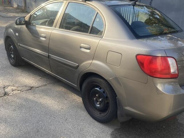 Серый Киа Кларус, объемом двигателя 1.4 л и пробегом 179 тыс. км за 4000 $, фото 5 на Automoto.ua