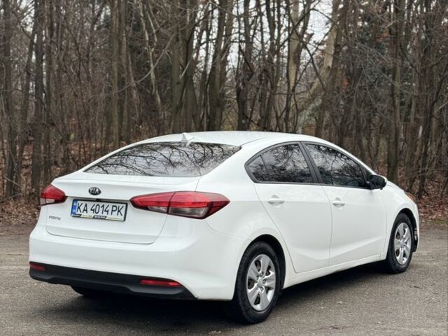 Белый Киа Другая, объемом двигателя 2 л и пробегом 233 тыс. км за 8200 $, фото 5 на Automoto.ua