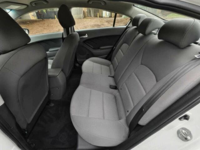 Белый Киа Другая, объемом двигателя 2 л и пробегом 49 тыс. км за 4500 $, фото 10 на Automoto.ua