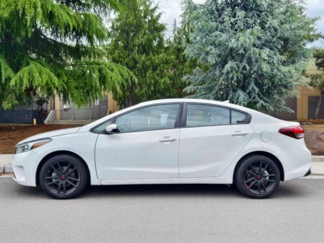 Белый Киа Другая, объемом двигателя 2 л и пробегом 49 тыс. км за 4500 $, фото 3 на Automoto.ua