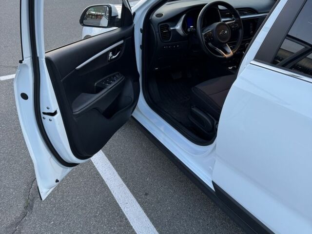 Белый Киа Другая, объемом двигателя 1.6 л и пробегом 75 тыс. км за 16500 $, фото 3 на Automoto.ua