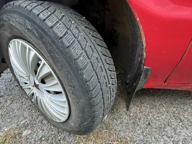 Красный Киа Другая, объемом двигателя 1.5 л и пробегом 245 тыс. км за 1100 $, фото 2 на Automoto.ua