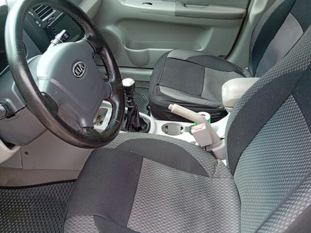 Серый Киа Другая, объемом двигателя 1.6 л и пробегом 240 тыс. км за 4500 $, фото 2 на Automoto.ua