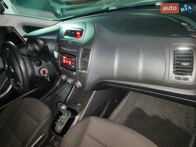 Білий Кіа Форте, об'ємом двигуна 2 л та пробігом 133 тис. км за 9900 $, фото 18 на Automoto.ua