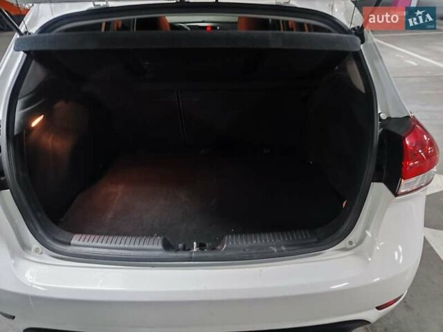 Білий Кіа Форте, об'ємом двигуна 2 л та пробігом 133 тис. км за 9900 $, фото 10 на Automoto.ua