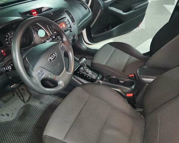 Білий Кіа Форте, об'ємом двигуна 2 л та пробігом 133 тис. км за 9900 $, фото 14 на Automoto.ua