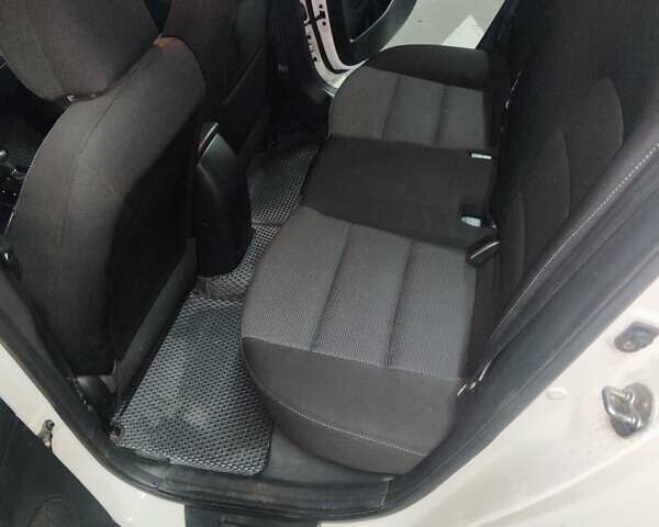 Білий Кіа Форте, об'ємом двигуна 2 л та пробігом 133 тис. км за 9900 $, фото 12 на Automoto.ua